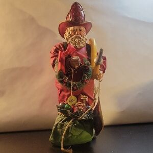 Clothtique Santa Claus Figurine with Wreath and Gifts